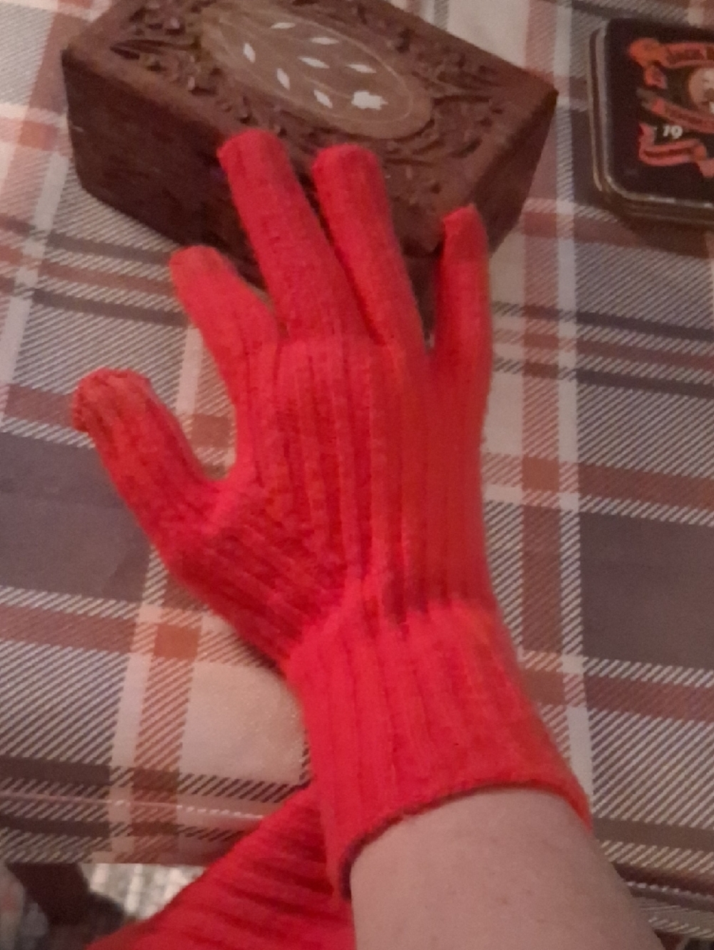 NWT! Red Ribbed Knit Gloves - Picture 4 of 7